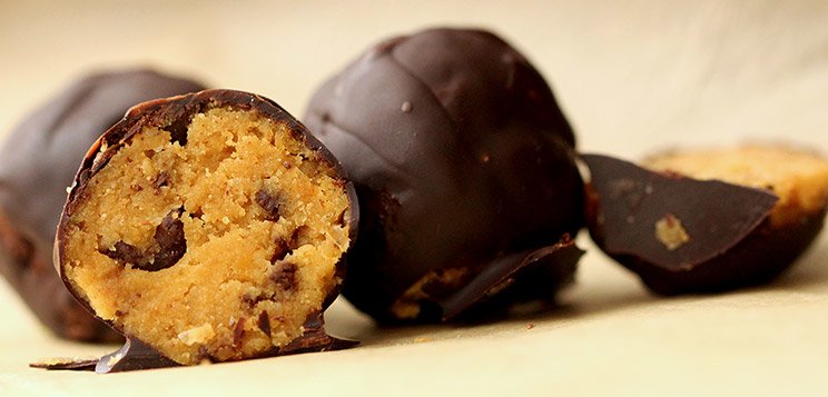 CHOCOLATE CHIP COOKIE DOUGH PROTEIN TRUFFLES!