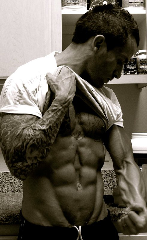 Tattooed bodybuilder Yakiboy in gruelling Bondi Beach workout | Daily Mail  Online