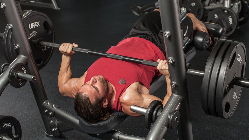 How to Do the Machine Chest Press Exercise to Train Your Pecs