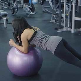 El ejercicio de la bola-Plank