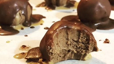 Healthy Chocolate Peanut Butter Protein Balls