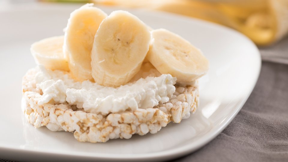 Cottage Cheese And Bananas On Brown Rice Cakes