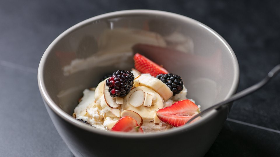 MetaBurn90: Ricotta Breakfast Bowl with Fruit and Almonds