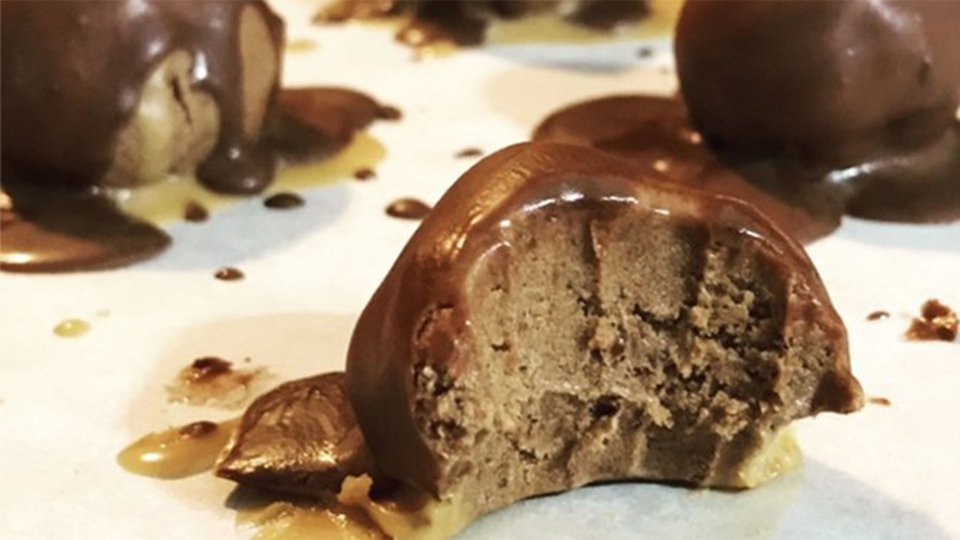 Healthy Chocolate Peanut Butter Protein Balls